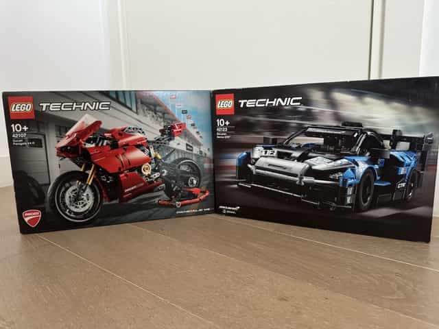 LEGO Technic 42107 Ducati Panigale V4 R si Lego 42123 McLaren