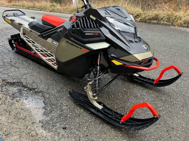Vand snowmobil Ski-Doo 850 turbo , an 2022 ,230 km, senila:165