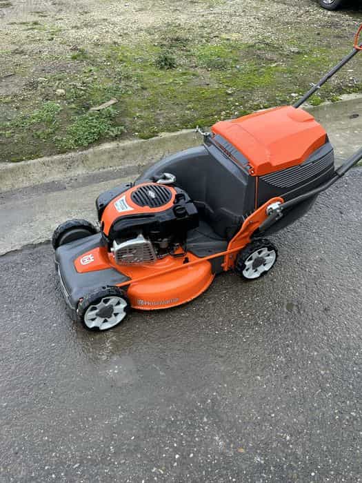 Masina de tuns iarba husqvarna autopropulsanta