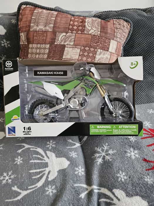 Macheta motocicleta kawasaki kx450 scara 1:6 noua 36 cm lungime