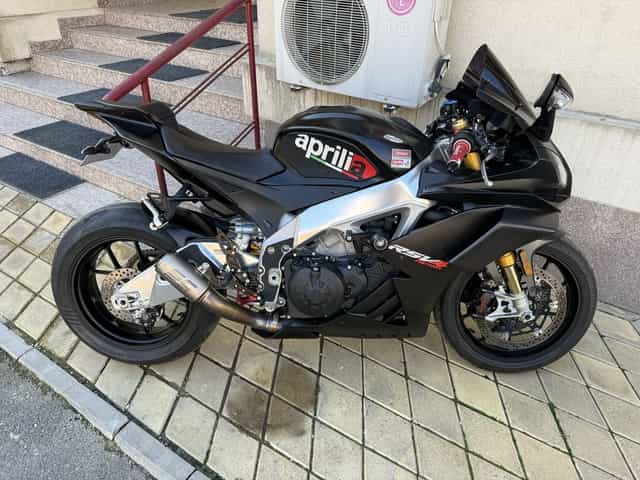 Aprilia RSV4 factory
