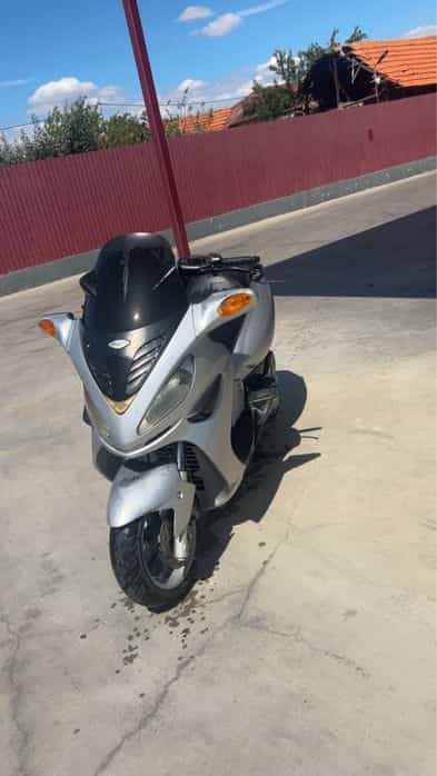 Vând sau schimb Malaguti madison 150cc