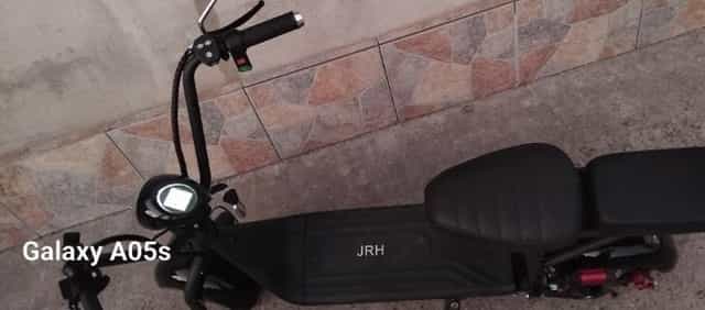 Scuter electric cu cutie