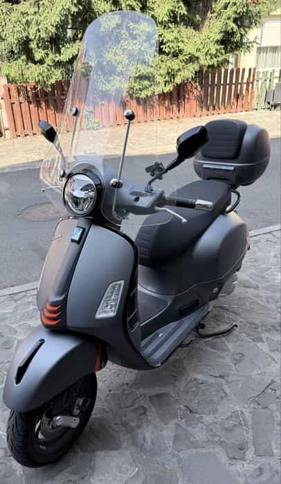 Vespa GTS 125 SuperSport 2024–4.900km si accesorii multiple