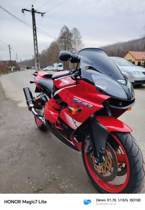 Vând Kawasaki ninja zx9r an 2000 ca nou 3500 e fixxx