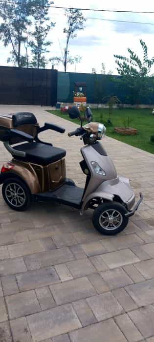 Scuter electric cu 4 roti/scuter persoane cu dizabilități