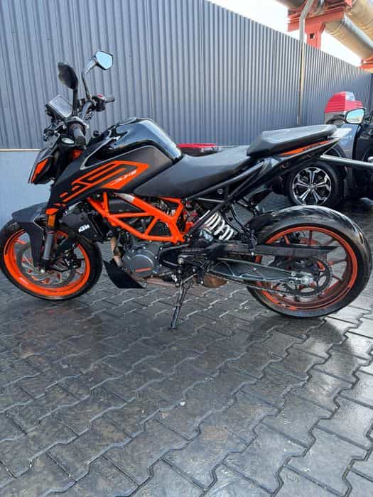 Vând motocicleta KTM duke 125