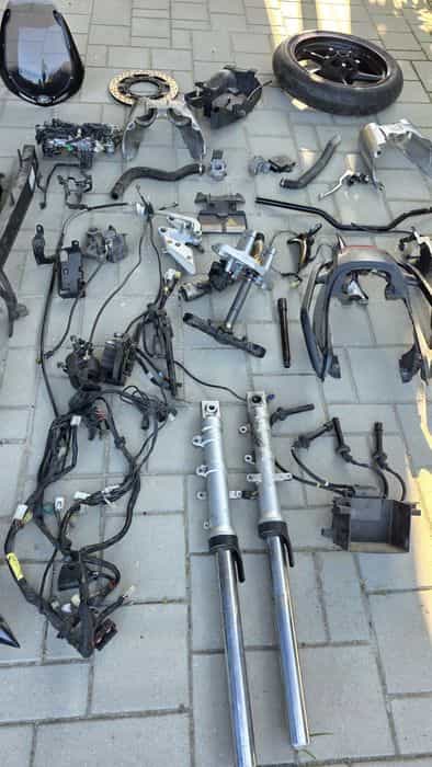 Capac stator Parbriz si cadru bord  Yamaha FZ6