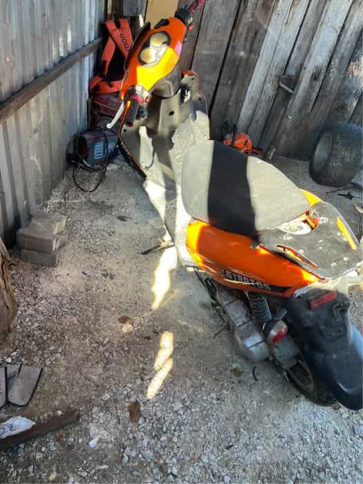 Vand sau schimb scuter de 80 2T