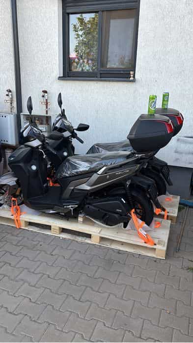 Scuter de inchiriat Kymco 50 cc/125cc