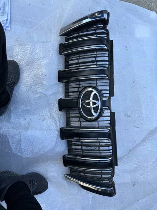Grilă radiator toyota land cruiser.cod:53111-60a61.