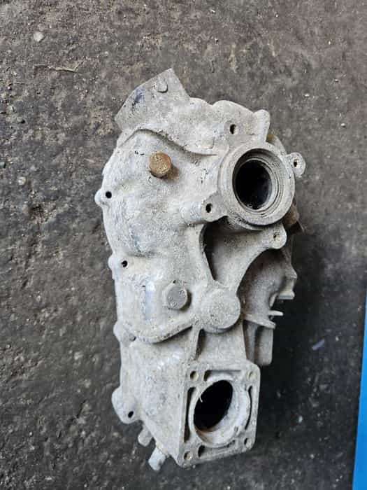 Carcasa reductor suzuki samurai este goala fara pimioane doar carcasa