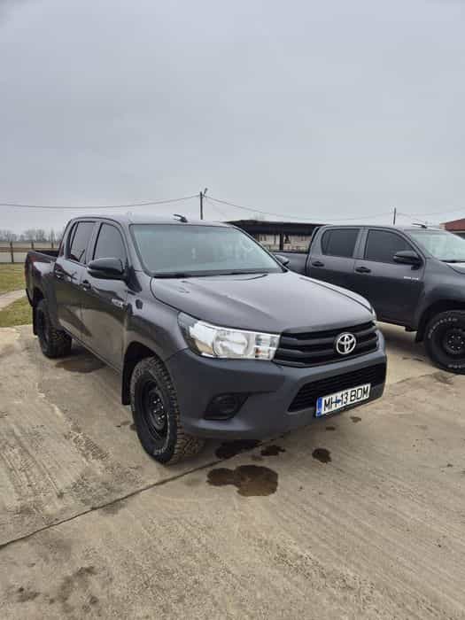 Toyota  Hilux .2buc. Identice