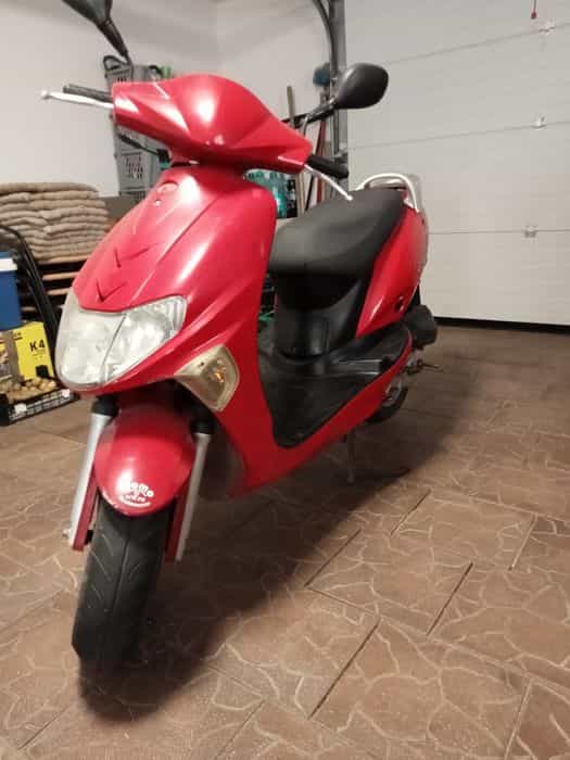 Vând scuter din motive personale.