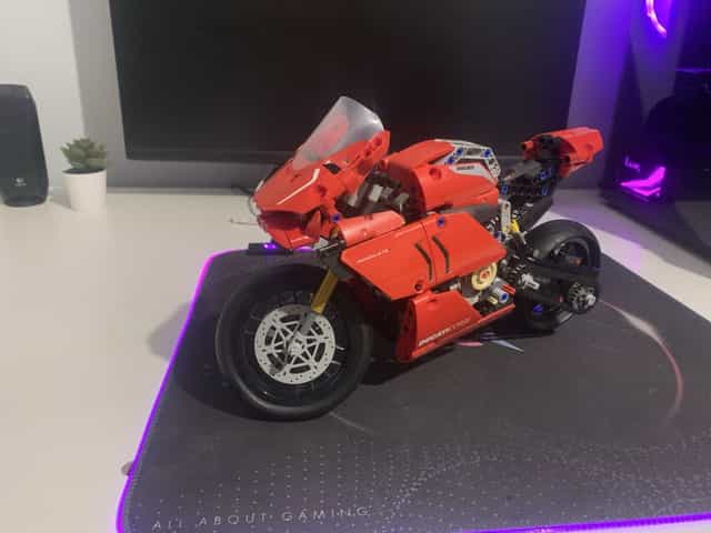 Lego Technic Ducati Panigale V4 R 42107