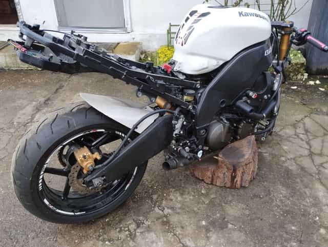 Dezmembrez Kawasaki zx 10 r Ninja 2004 2005