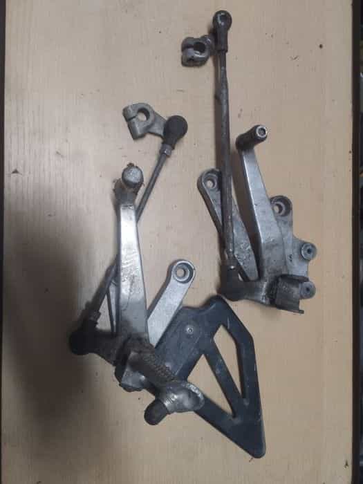 Suporți scara stânga cu schimbător pentru Suzuki Gsxr model 2001-2003