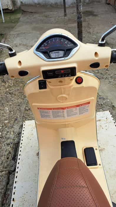 Vând motoreta vespa electrica