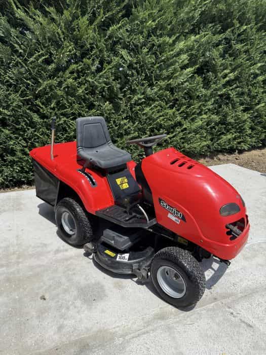 Tractoras tuns gazon iarba