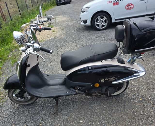 Vand sau inchiriez 4 scutere inmatriculate