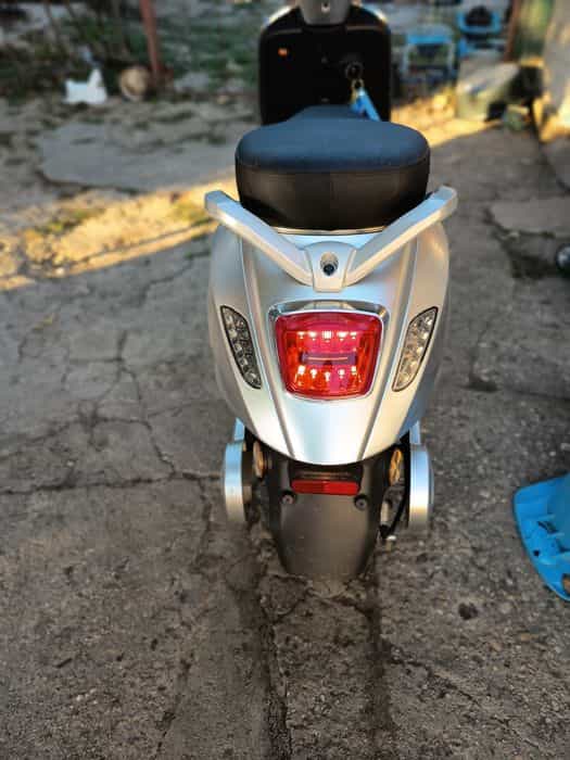 Scuter electric motor 1000 w,este nou  doar 53 km parcurși fuge 55 km