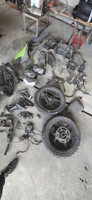 Lot piese kawasaki ninja 250 far carene se dau si la bucata