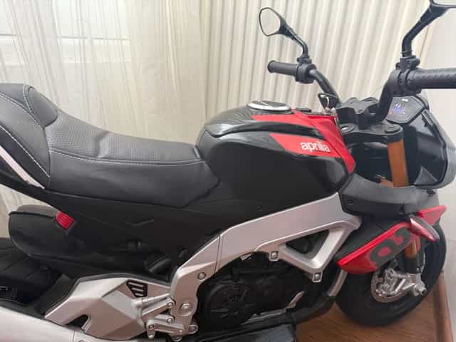 Motocicleta electrica cu acumulator pentru copii Aprilia Tuono