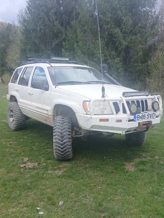 Vând Jeep Grand Cherokee