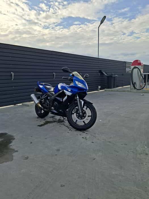 Vând motocicleta kymco quanon 125