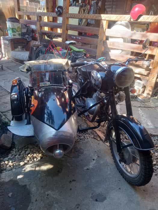 Jawa 250 din 1961 . Motocicletă cu ataș.