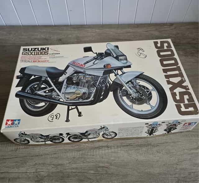 Macheta 1:6 - Tamiya Motocicleta Suzuki GSX1100S 1982 (Model Kit)