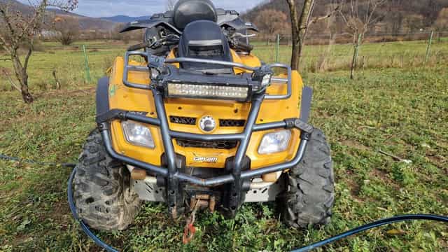 Vând can am puțin avariat