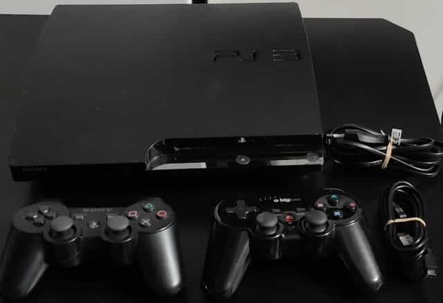PlayStation 3 model slim modat,45 jocuri de top, 2 manete,cabluri