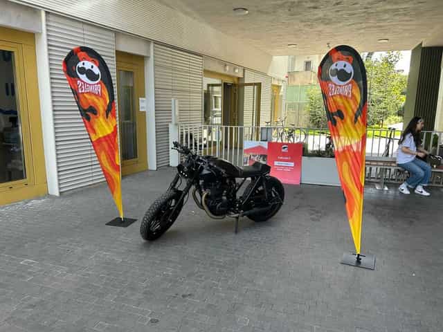 Motocicleta Honda CB400N modificata