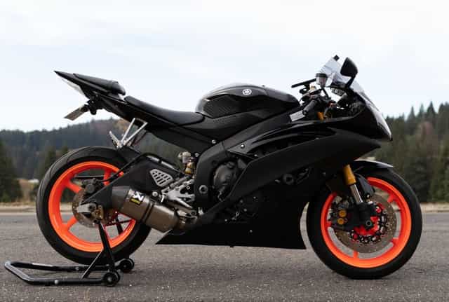 Yamaha R6 2008 – Sportiva care întoarce priviri!