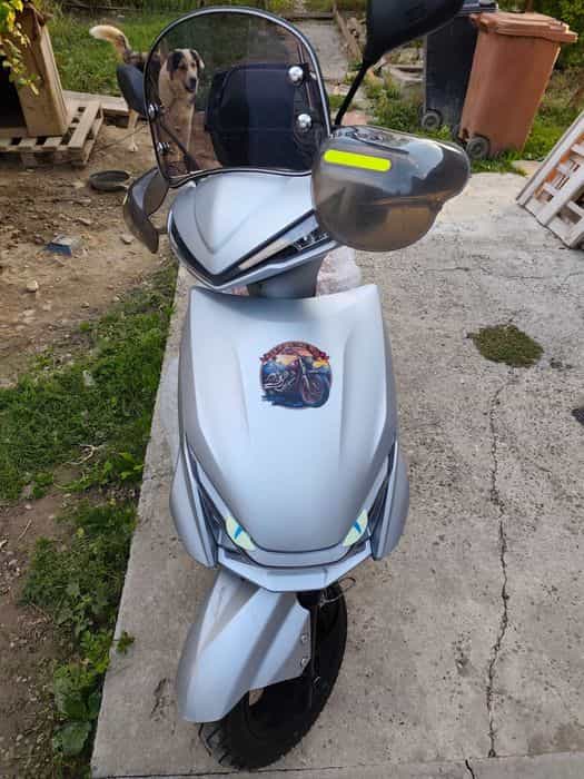 Vând scuter gusite 25 km pe ora
