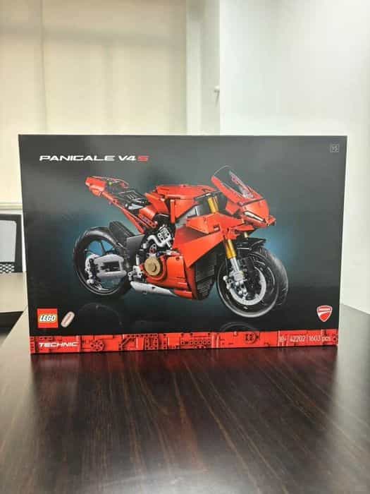 LEGO Technic - Motocicleta Ducati Panigale V4 S 42202, 1603 piese