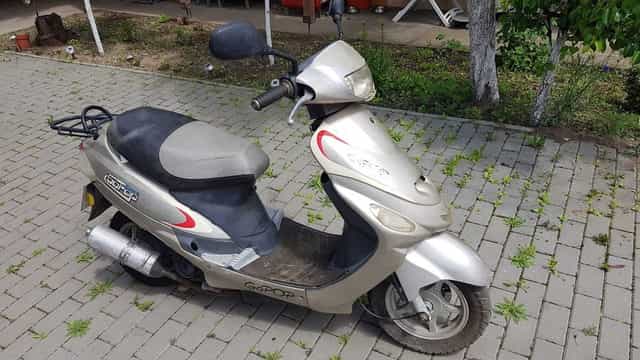 Vând urgent două scutere la pachet 49 cm