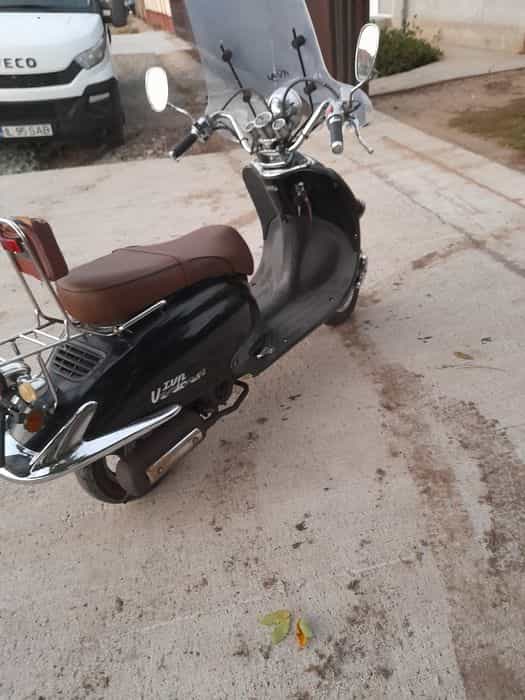 Vind 2 scutere unul electric și unul benzina