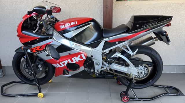 Suzuki GSX-R 1000 conditii showroom
