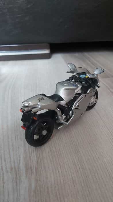 Vând machetă motocicletă MV Agusta F4