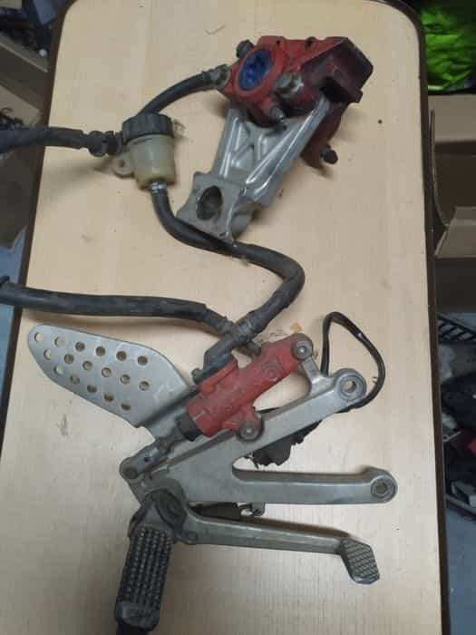 Scăriță dreapta completa pentru Yamaha R1 model 1998-2001