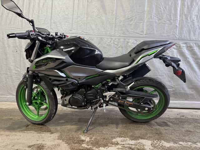 Kawasaki Z500 an 2025 Avariat