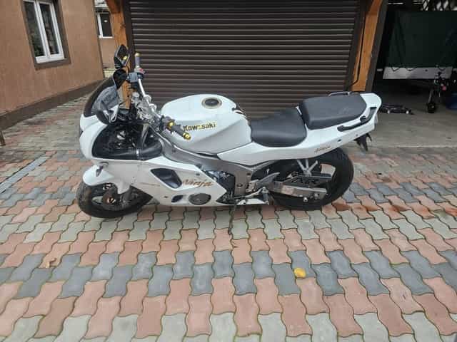 Vând Kawasaki Nija 97  si scuter peugas de 49  din Germania