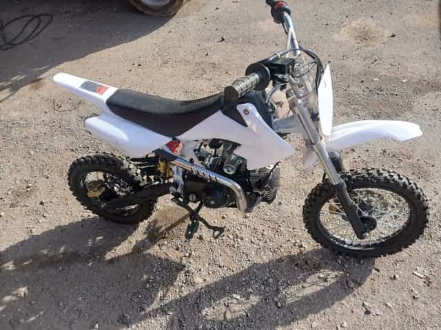 Motorcicleta cross 4 timpi, pornire electric.