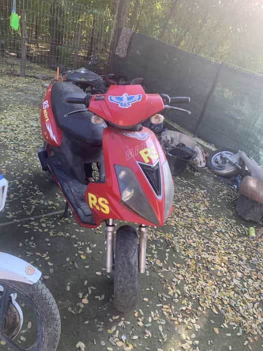 Vand sau achimb doua mopede cel rosu e 4t si cel alb e 2t