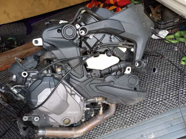 Ducati monster 937 silnik oś