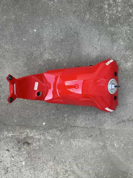 Zbiornik paliwa Bak Ducati Streetfighter V4 Panigale V4s idealny