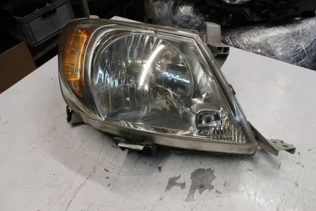 lampa prawa przednia toyota hilux 2005-2008