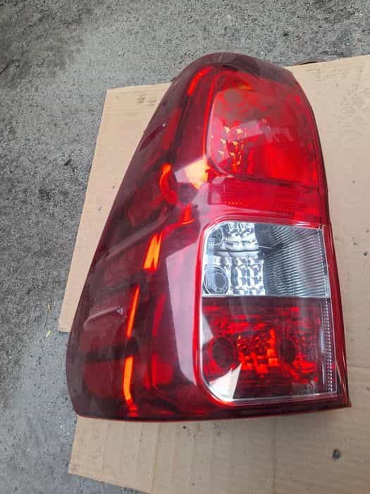 Lampa tylna lewa.  Toyota Hilux Vlll